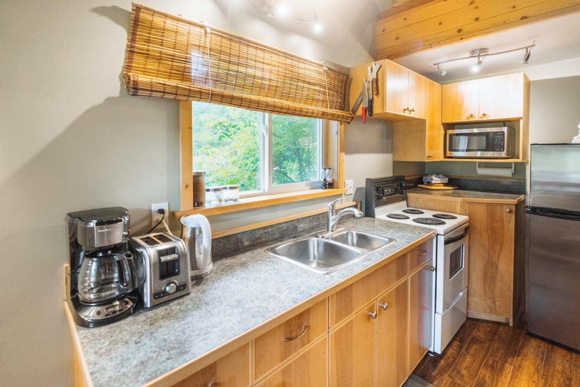 Bella Coola Grizzly Tours And Resort Hagensborg エクステリア 写真