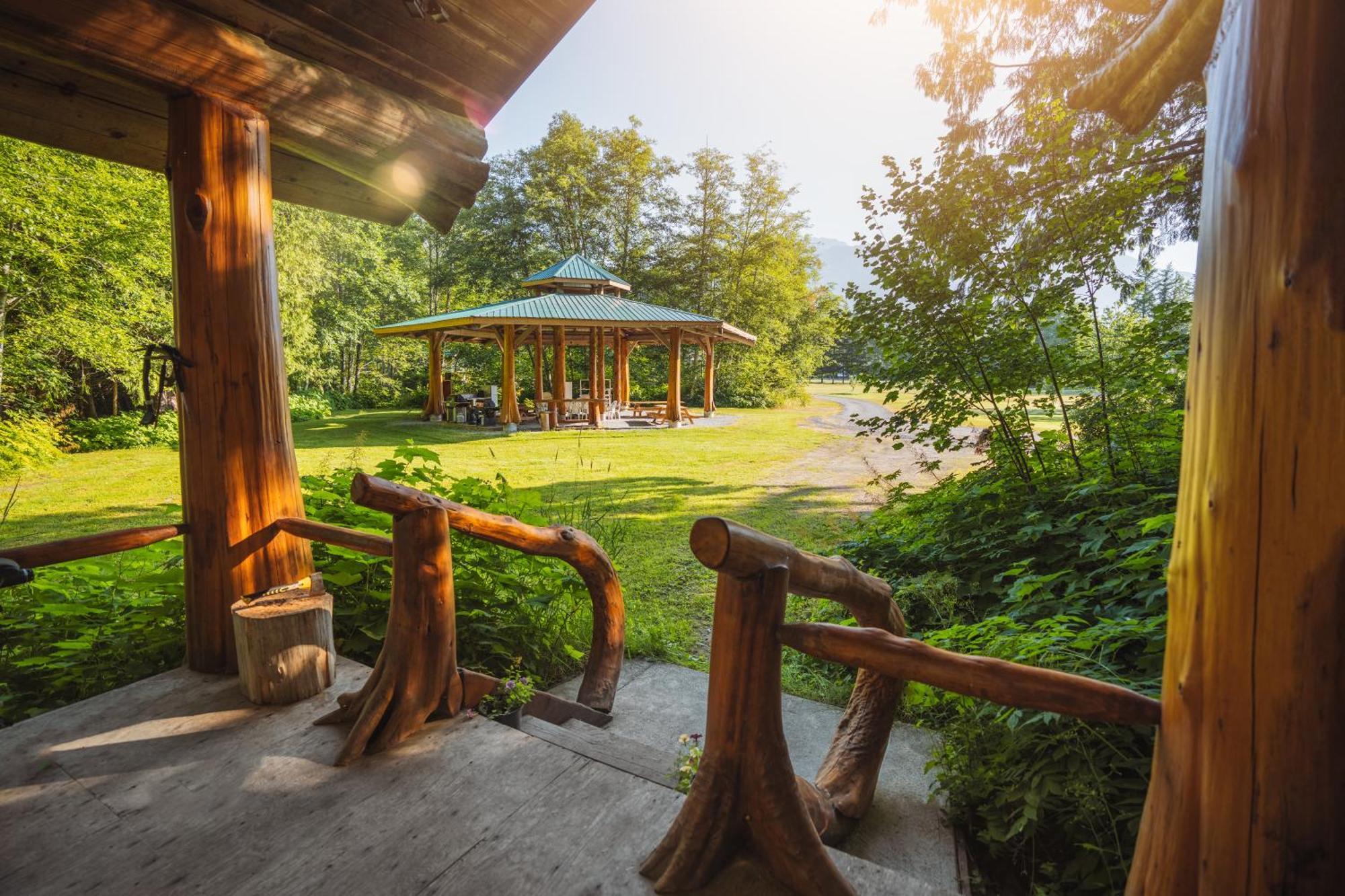Bella Coola Grizzly Tours And Resort Hagensborg エクステリア 写真