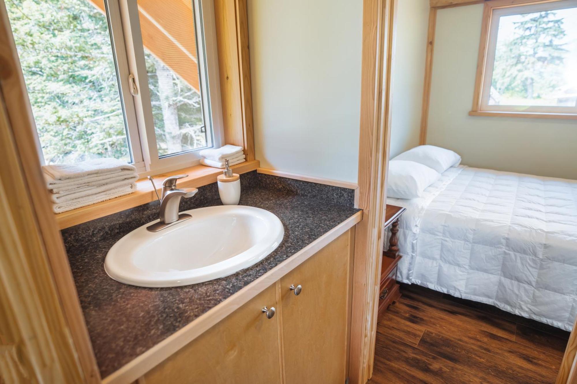Bella Coola Grizzly Tours And Resort Hagensborg エクステリア 写真