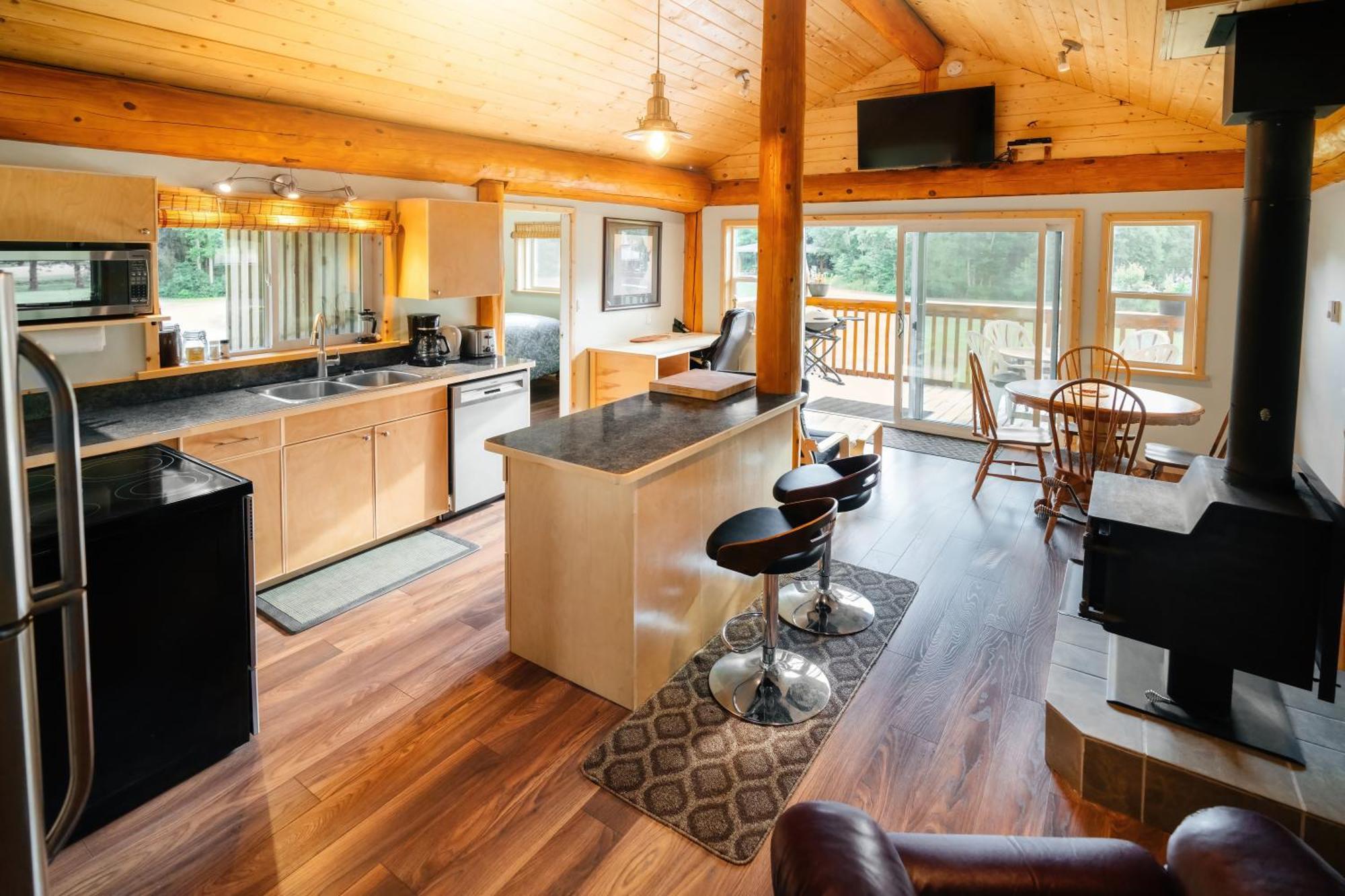 Bella Coola Grizzly Tours And Resort Hagensborg エクステリア 写真